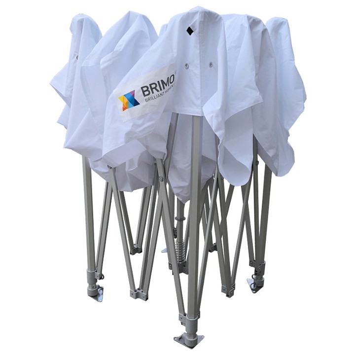 Uitgevouwen wit frame (pavúk): Wit stalen schaarframe in het uitvouwproces, dat het eenvoudige en snelle bouwmechanisme van een professionele overkapping illustreert.