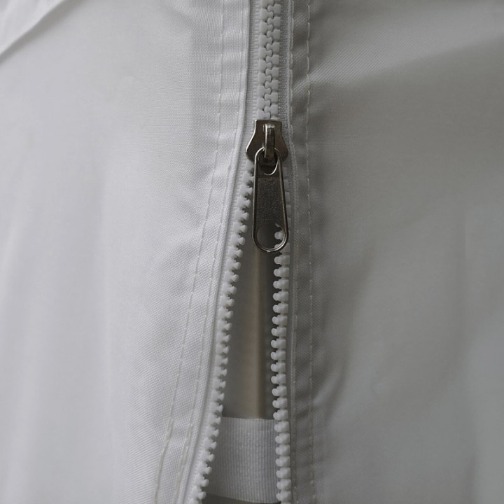 Rits aan de zijwand: Detail van een hoogwaardige en stevige rits op de tentwand, die een hermetische aansluiting mogelijk maakt en de klaptent in een afgesloten ruimte verandert.