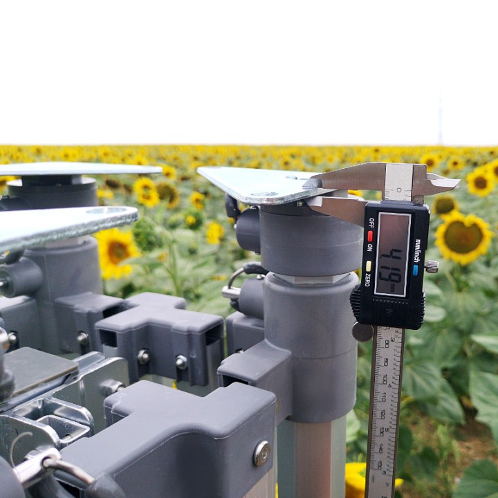 aluminiumprofiel met vergrendeling: Gedetailleerde opname van een robuuste aluminium tent en het verbindingsmechanisme met een stalen ring voor het veilig en snel bevestigen van de tentpoot.