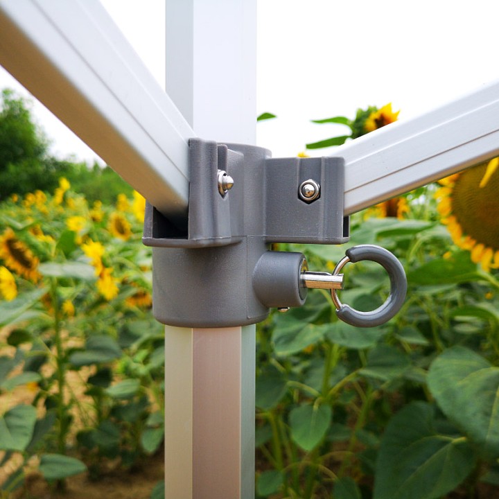 Detail van de dakbevestiging: Aanzicht van de bovenste aansluiting, waar de aluminium schaartent samenkomt met het zeil, wat zorgt voor de juiste spanning van het dak en de waterafvoer.