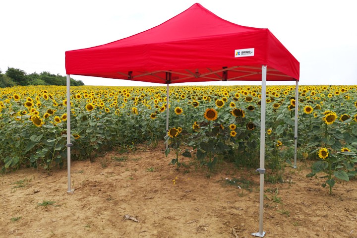 Detail van de dakbevestiging: Aanzicht van de bovenste verbinding, waar de aluminium schaartent samenkomt met het doek, wat zorgt voor de juiste opspanning van het dak en de afvoer van water.