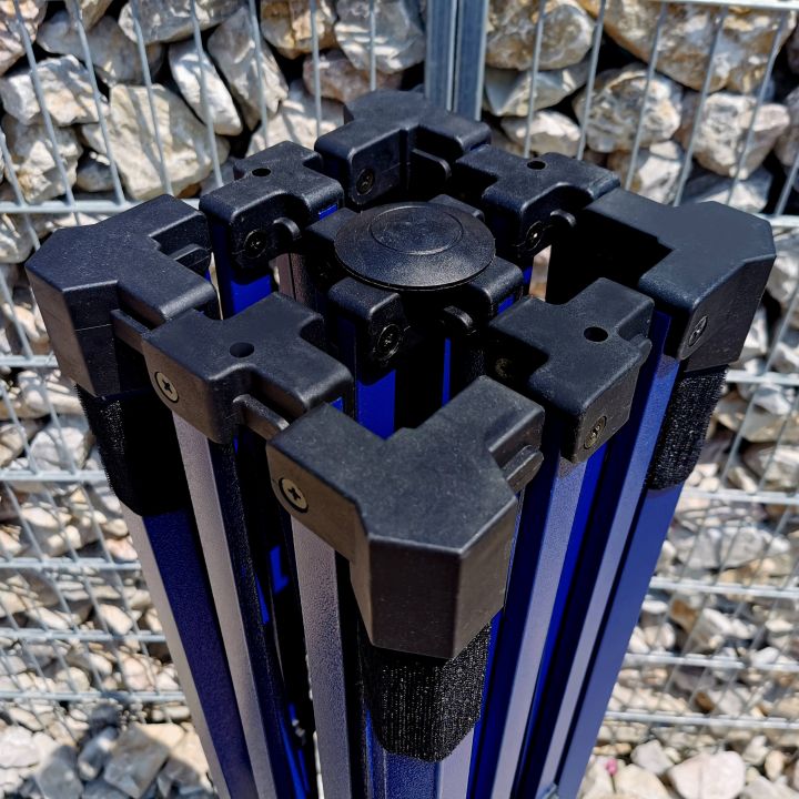 Uitzicht van boven op het schaarmechanisme van een opvouwbare tent - detail van het snelle opzetten voor verkoopstands.